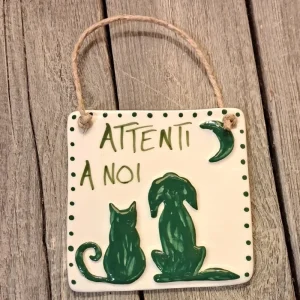 attenti a noi targa in ceramica cane e gatto, ceramic tile with cat and dog handmade in italy