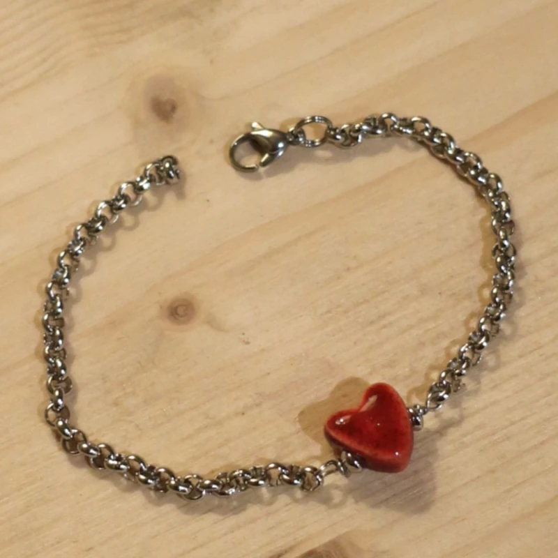 bracciale in acciaio con cuore rosso in ceramica, steel bracelet with red ceramic heart