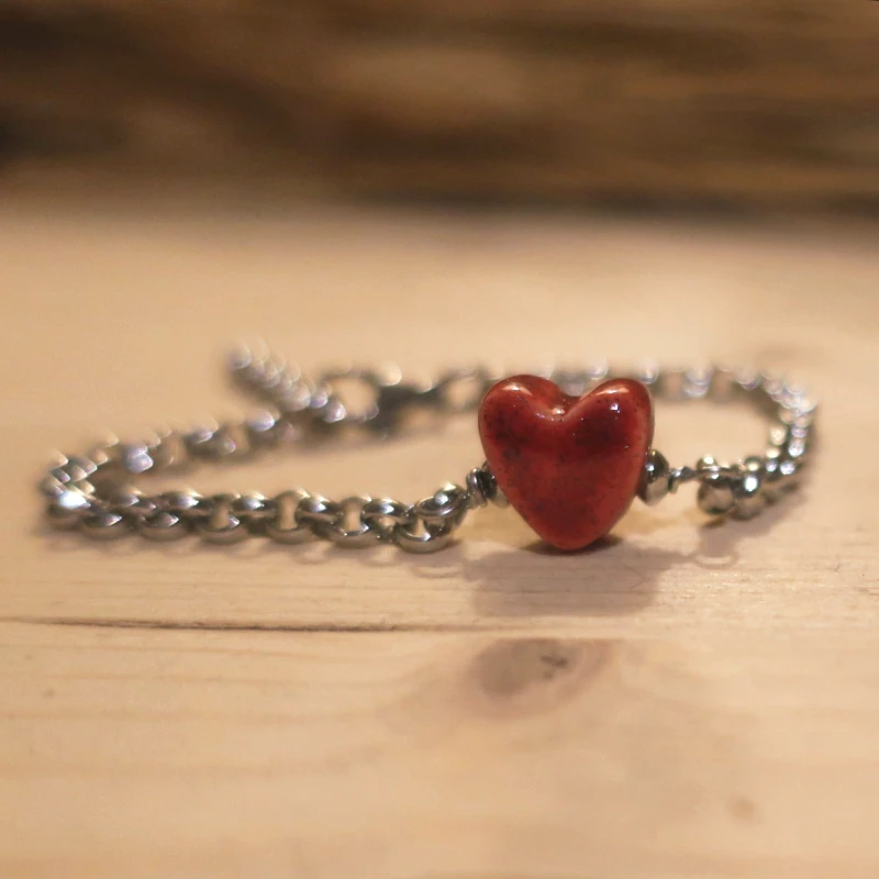 braccialetto acciaio con cuore rosso in ceramica, steel bracelet with red ceramic heart