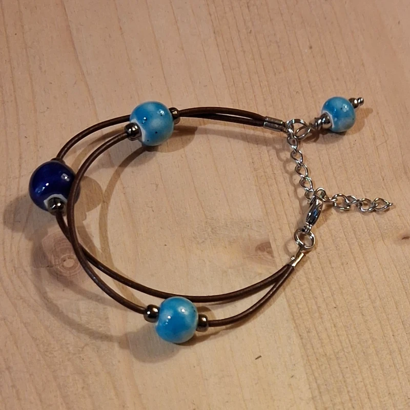braccialetto azzurro e blu in ceramica artigianato toscana, bracelet with blue ceramic beads