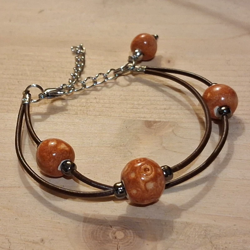 braccialetto color terracotta in ceramica artigianato toscana, bracelet with ceramic beads