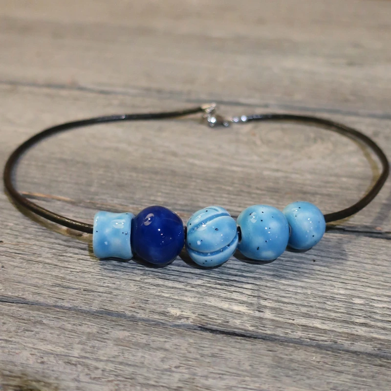 collana azzurro e blu ceramica fatta a mano in toscana, ceramic blue necklace in made in tuscany