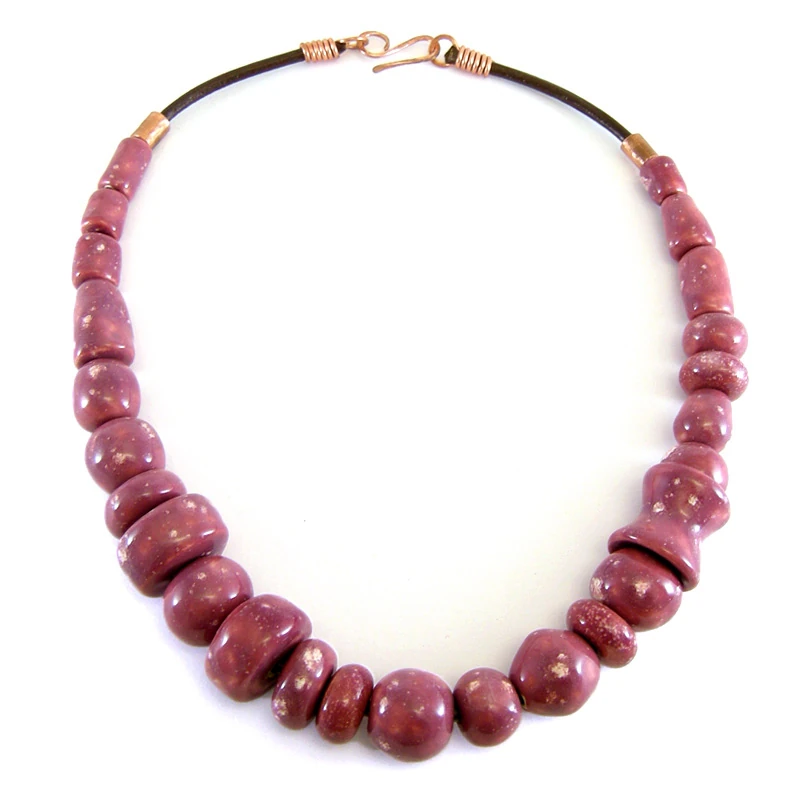 collana bordeaux fatta a mani in ceramica, burgundy necklace handmade in ceramic