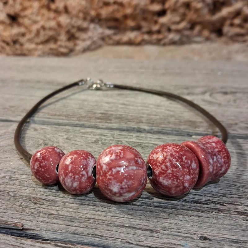 collana con perle bordeaux in ceramica handmade in tuscany, necklace with burgundy ceramic beads made in tuscany