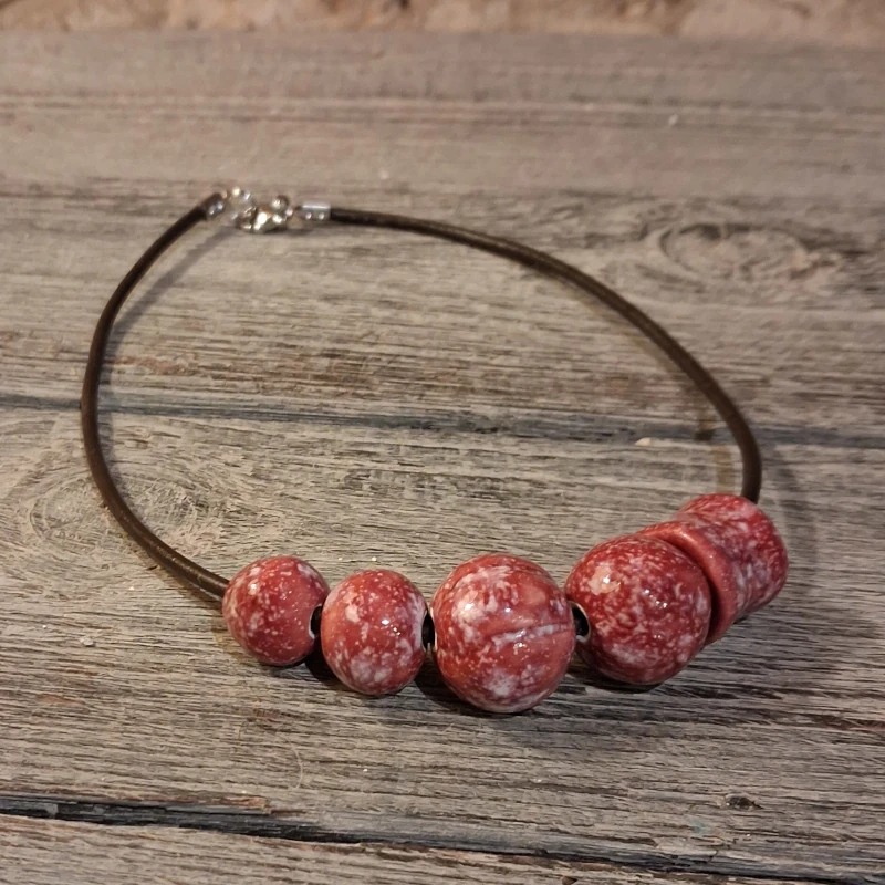 collana con perle in ceramica colore rosso vino fatta a mano, necklace with ceramic beads handmade in tuscany