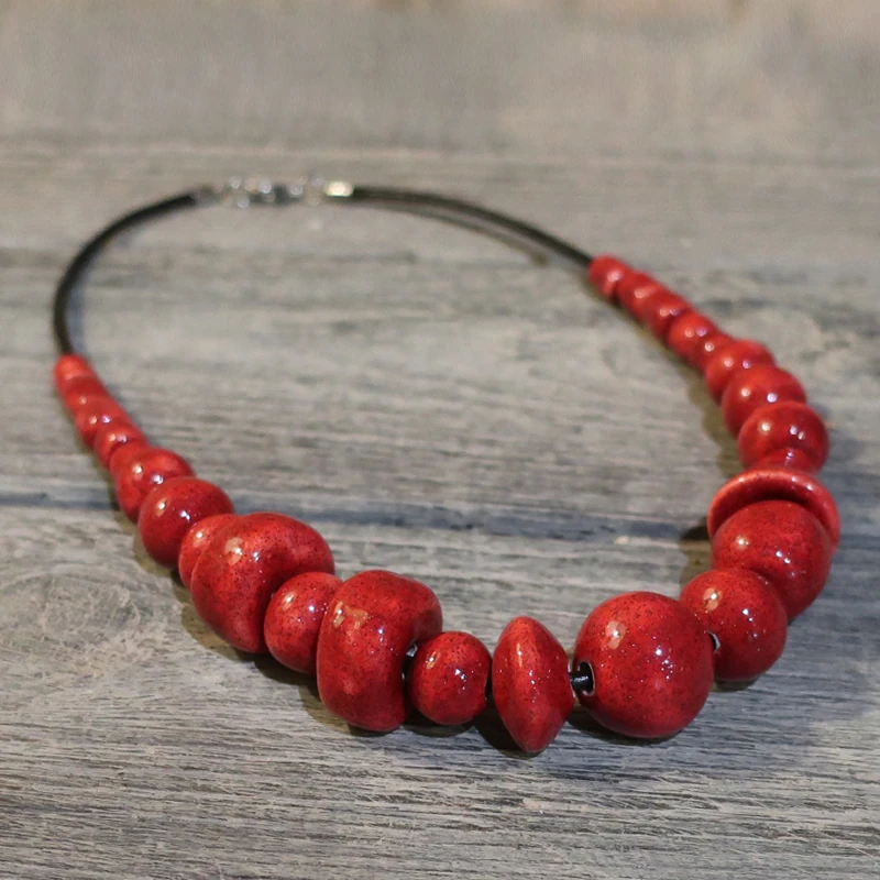 collana con perle in ceramica rosso brillante ceramic jewels, red necklace in ceramic made in tuscany