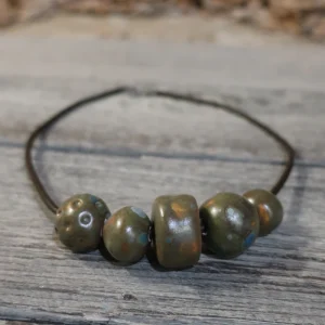 collana con perle in ceramica verdi fatta a mano in toscana, made in tuscany necklace with green ceramic beads