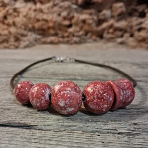collana girocollo bordeaux in ceramica fatta a mano in italia, burgundy necklace in ceramic made in italy