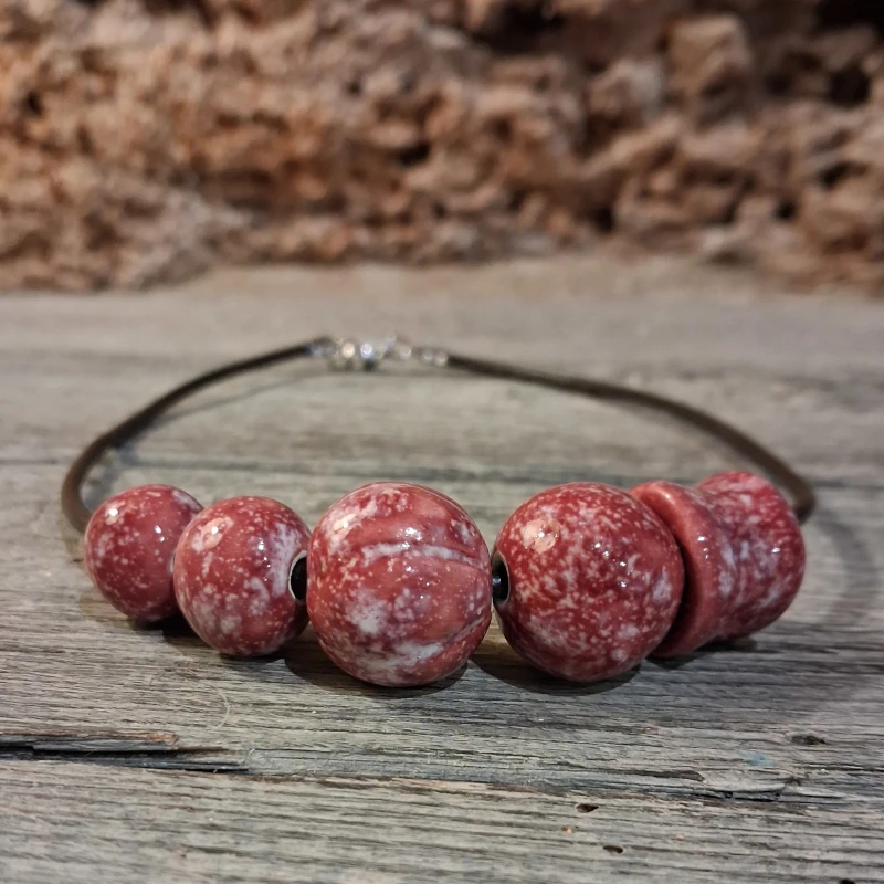 collana girocollo bordeaux in ceramica fatta a mano in italia, burgundy necklace in ceramic made in italy