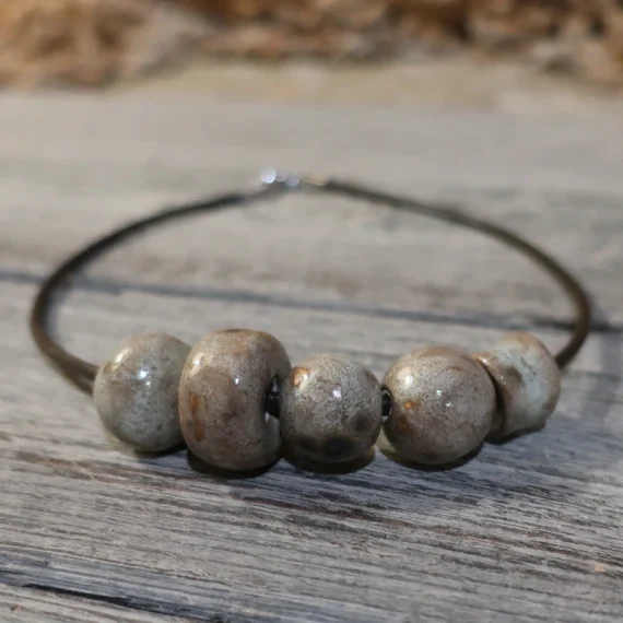 Collana girocollo in ceramica, pezzo unico fatto a mano