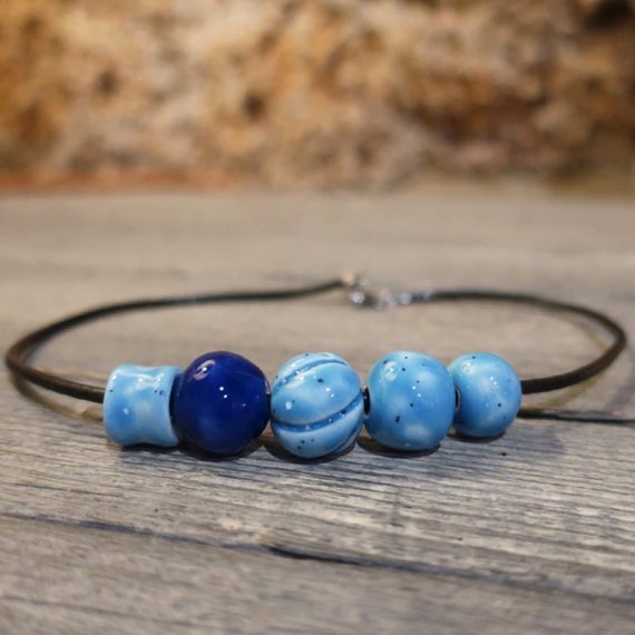 Collana girocollo con perle in ceramica azzurro e blu, fatto a mano in Toscana