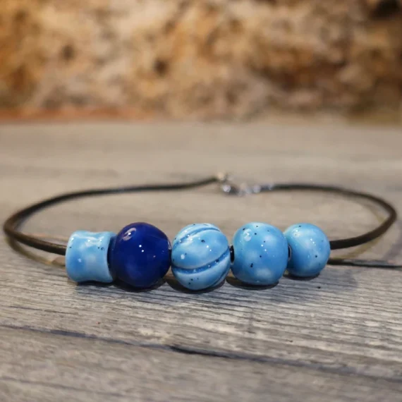 Collana girocollo con perle in ceramica azzurro e blu, fatto a mano in Toscana