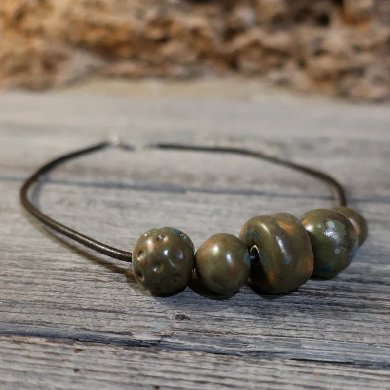 collana girocollo con perle in ceramica verde con inclusioni blu, necklace with ceramic beads green color