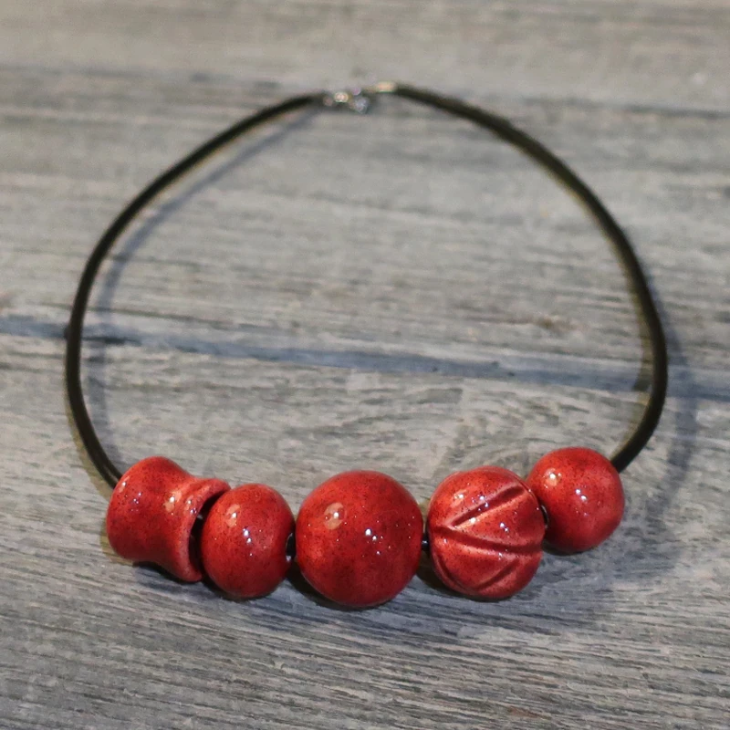 collana girocollo rosso in ceramica fatta a mano in italia, red necklace in ceramic made in italy