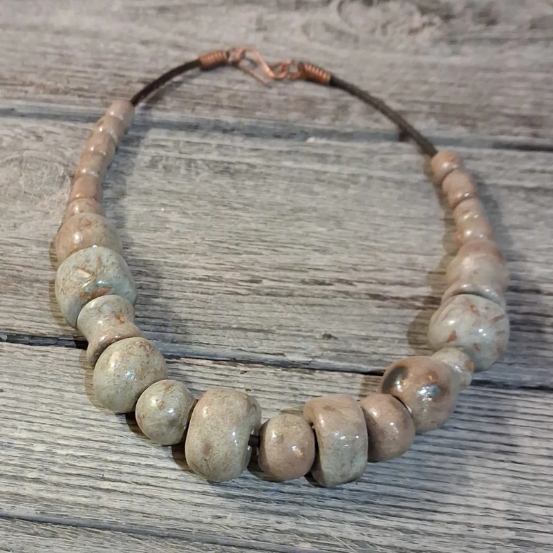collana in ceramica con perle incise fatte a mano in toscana, ceramic necklace handmade in tuscany