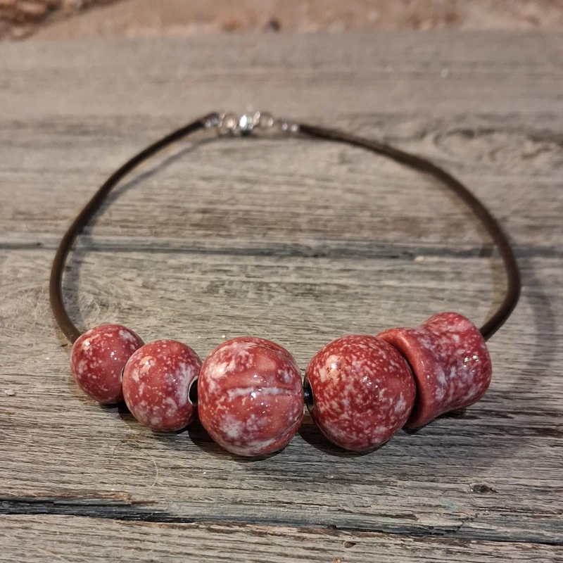 collana rosso bordeaux con perle in ceramica artigianato toscana, necklace with burgundy ceramic beads made in tuscany