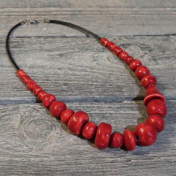 Collana rossa in ceramica con chiusura in acciaio, collana rosso brillante, pezzo unico fatto a mano, gioielli artigianali in ceramica