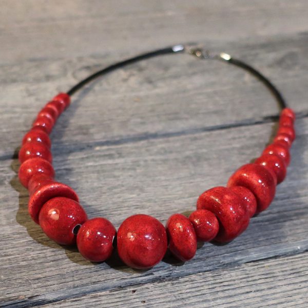 collana rosso brillante in ceramica fatta a mano in toscana, ceramic red necklace made in tuscany