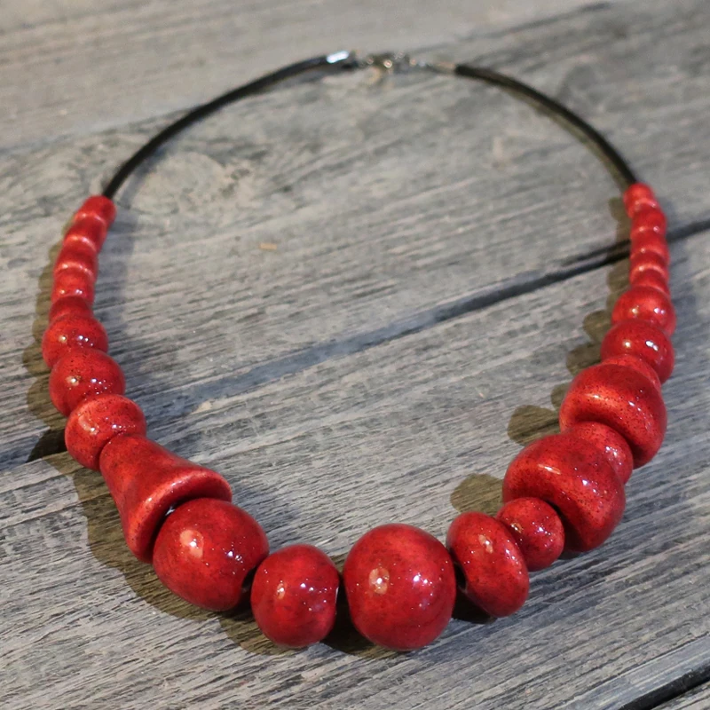 collana rosso brillante in ceramica, red necklace in pottery made in tuscany