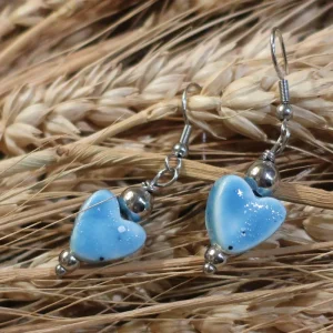 cuori azzurri orecchini a pendente fatti a mano in ceramica, light blue hearts pendant earrings in ceramic