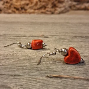 cuori rossi orecchini a pendente fatti a mano in ceramica, red hearts pendant earrings in ceramic made in tuscany