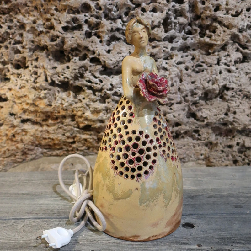 donna lampada scultura pezzo unico ceramica artistica toscana, woman table lamp in ceramic one of a kind