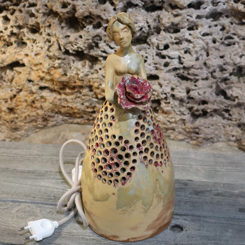 lampada arte donna con rosa in gres, table lamp artistic woman with rose in stoneware