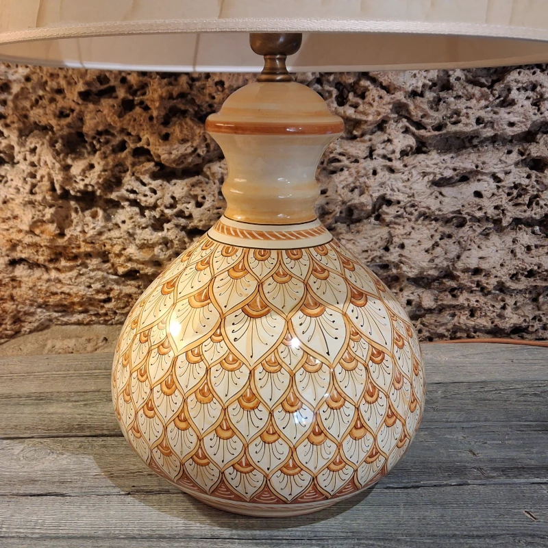 lampada color terra di siena in ceramica dipinta a mano con paralume pergamena, burnt sienna table lamp in ceramic made in tuscany