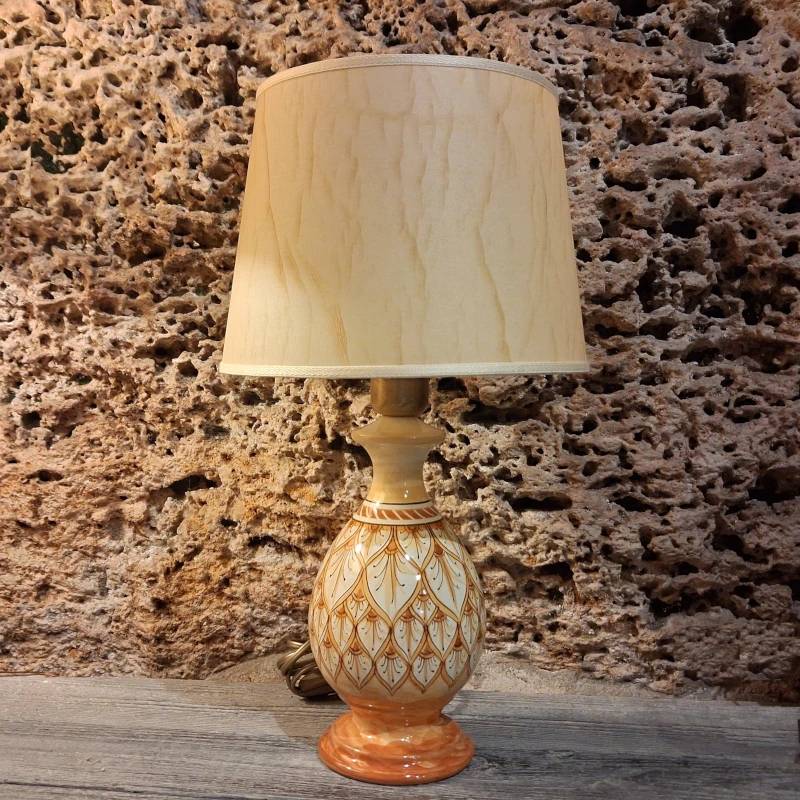 lampada comodino in ceramica dipinta a mano in toscana arancio terra di siena, bedside lamp handmade ceramic tuscany