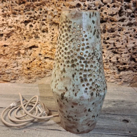 Lampada scultura in ceramica con motivo a cerchi traforati, fatta a mano in Toscana