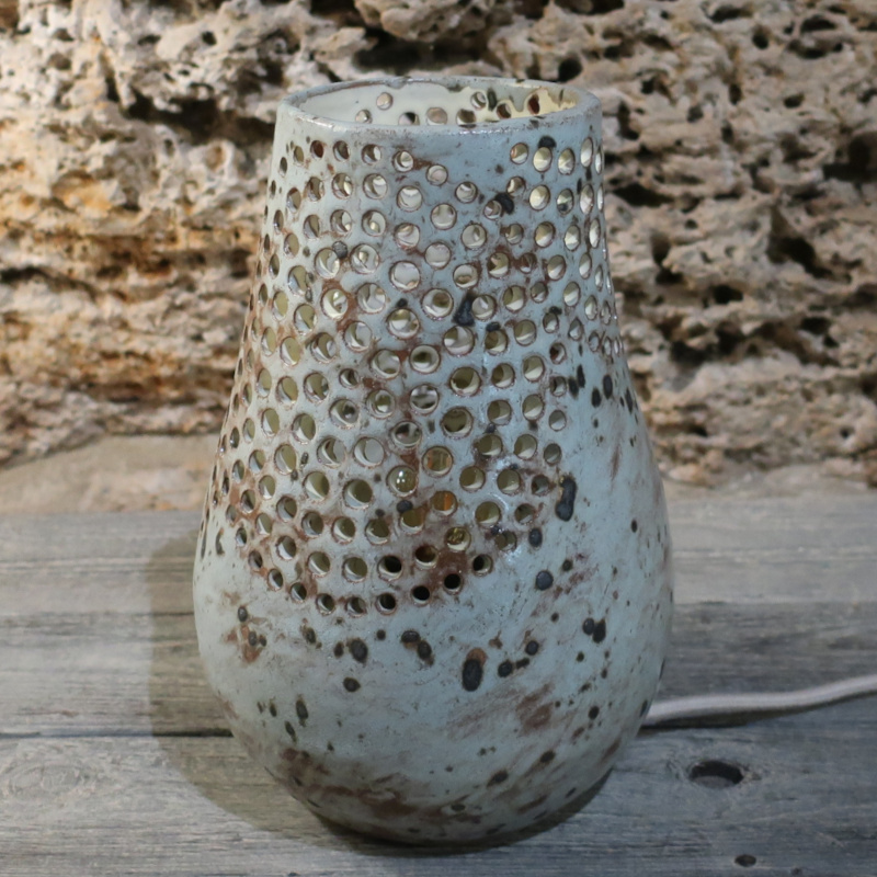 lampada con motivo cerchio traforata ceramica artistica toscana, ceramic table lamp with perforated motif made in italy