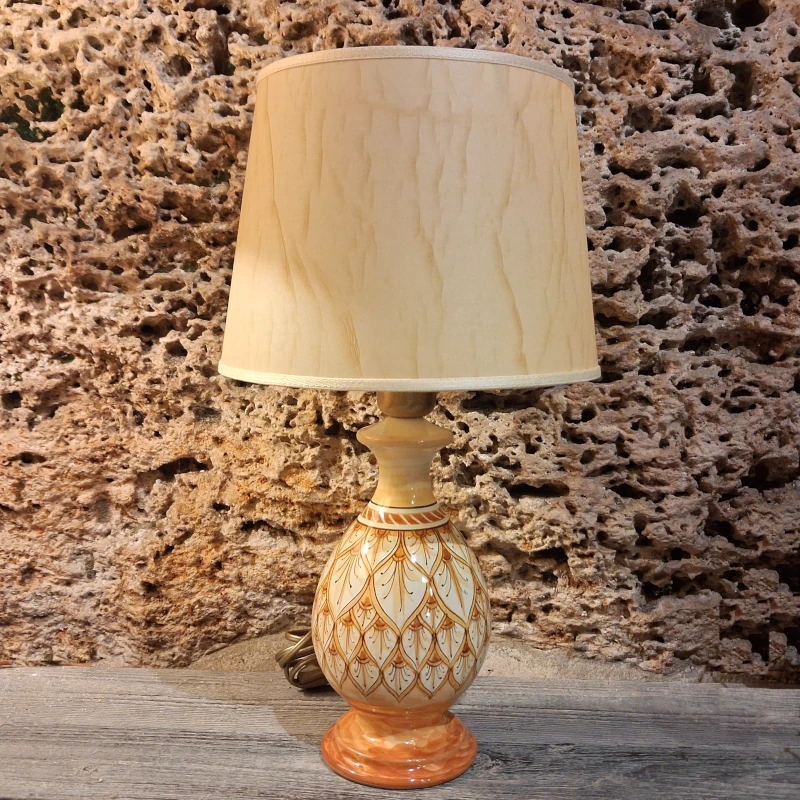 lampada in ceramica da comodino colore terra di siena, ceramic bedside lamp burnt sienna