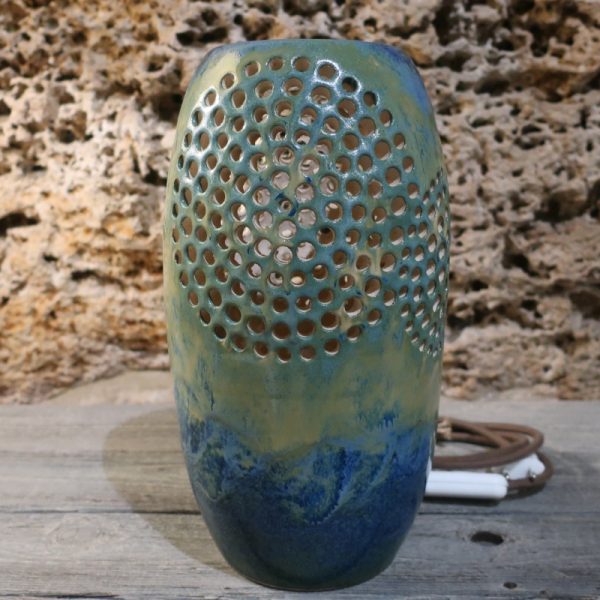 lampada in gres traforato fatto a mano in toscana, stoneware table lamp made in tuscany