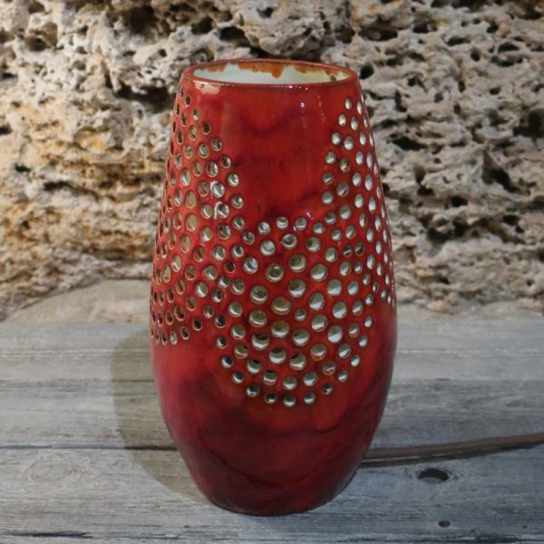 lampada rossa traforata in ceramica fatta a mano in toscana, able lamp in pottery handmade in tuscany