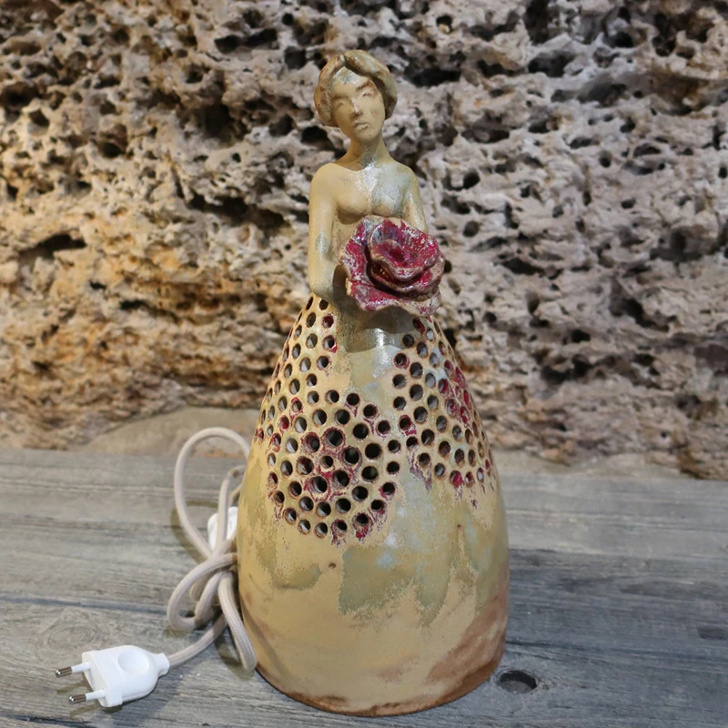 lampada scultura donna con rosa arte ceramica toscana, table lamp woman with rose tuscany ceramic art