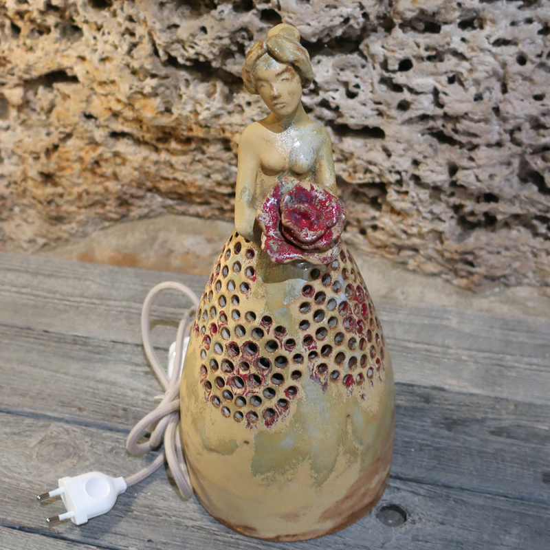 lampada scultura donna con rosa in gres, table lamp artistic sculpture woman with rose in stoneware