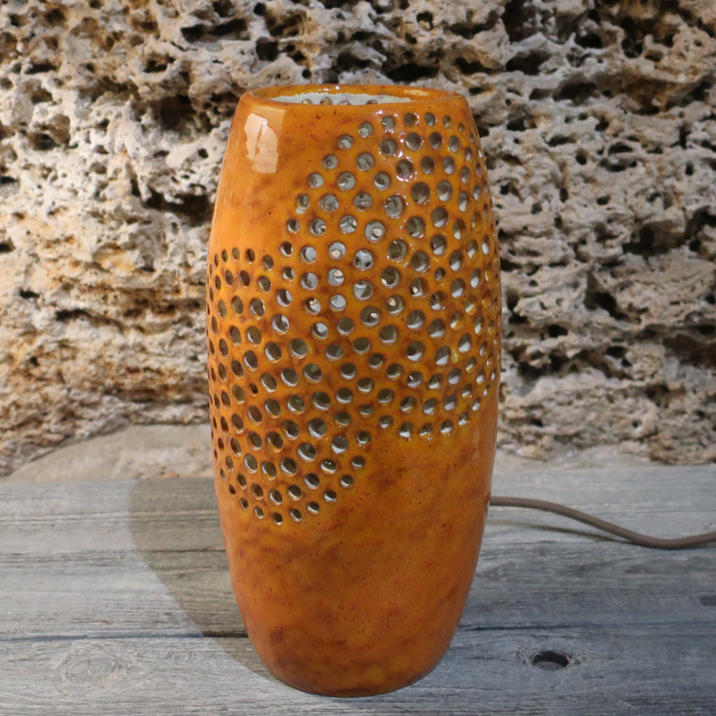 lampada scultura traforata arancio terra di siena ceramica artistica toscana, orange burnt sienna ceramic carved table lamp made in tuscany