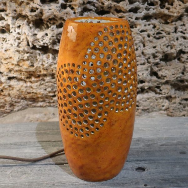 lampada scultura traforata in ceramica fatta a mano in toscana, ceramic carved table lamp made in tuscany