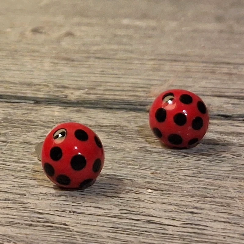 orecchini a bottoncino coccinella gioielli ceramica toscana, ladybug ceramic earrings made in tuscaany
