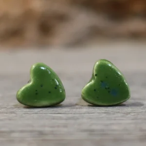 orecchini a bottoncino cuori verdi in ceramica, green hearts lobe earrings in ceramic made in tuscany