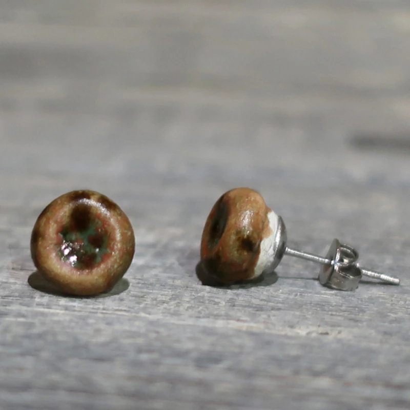 orecchini a bottoncino marroni in ceramica artigianato toscana, brown lobe earrings in ceramic handmade in tuscany