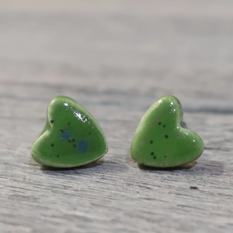 orecchini a lobo in ceramica cuoricino verde, green lobe heart earrings handmade in ceramic