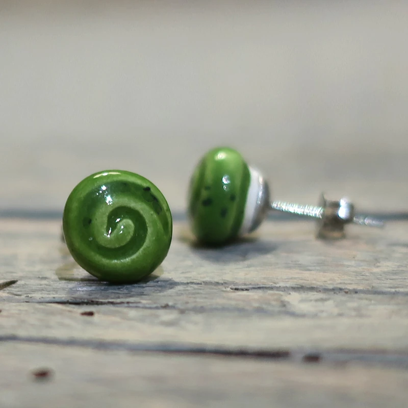 orecchini a lobo in ceramica verde con spirale gioielli toscana, green earrings in ceramic with spiral tuscany jewelry