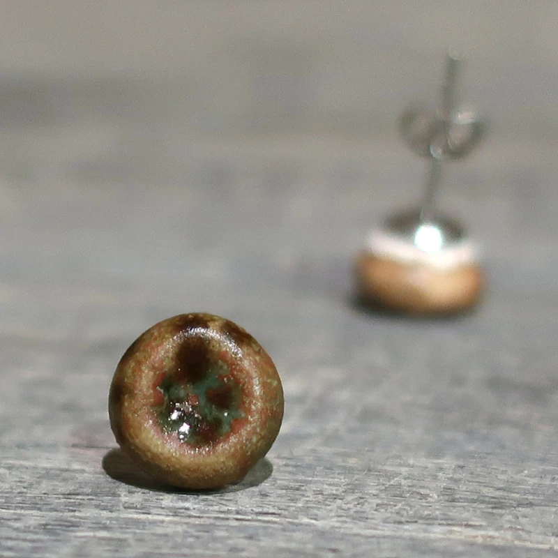orecchini a lobo marroni in ceramica fatti a mano, handmade brown lobe earrings in ceramic