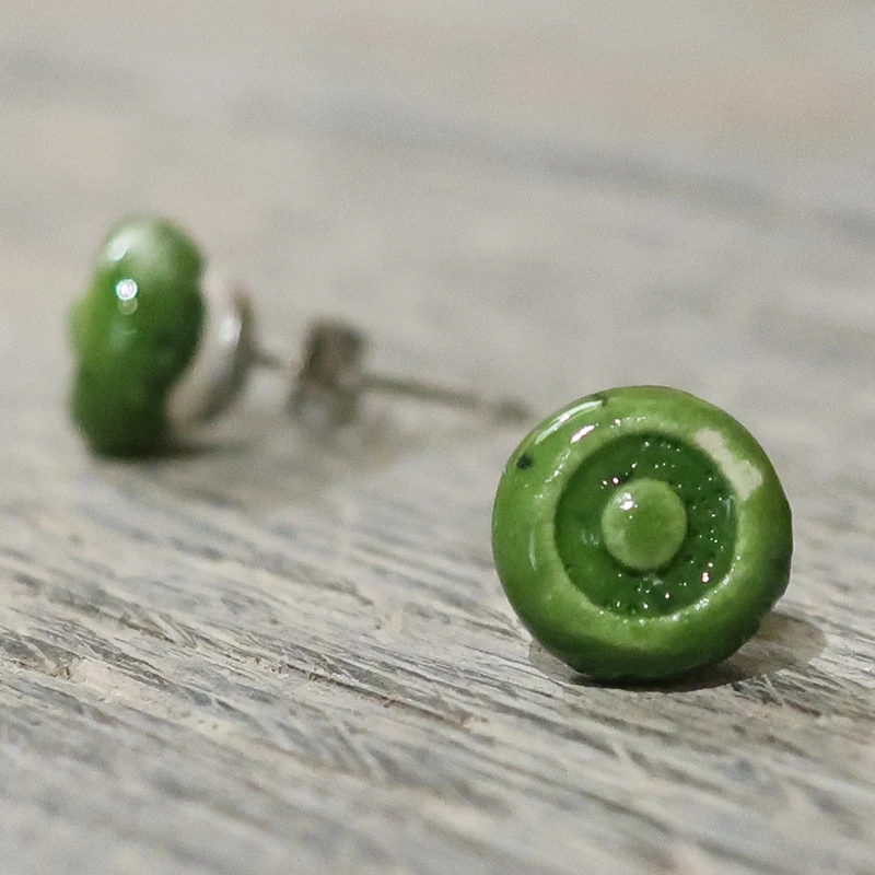 orecchini a lobo verdi in ceramica fatti a mano bijoux toscana, green ceramic earrings handmade in tuscany