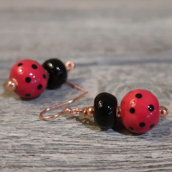 orecchini a pendente coccinella gioielli ceramica toscana, ladybug pendant earrings made in tuscaany