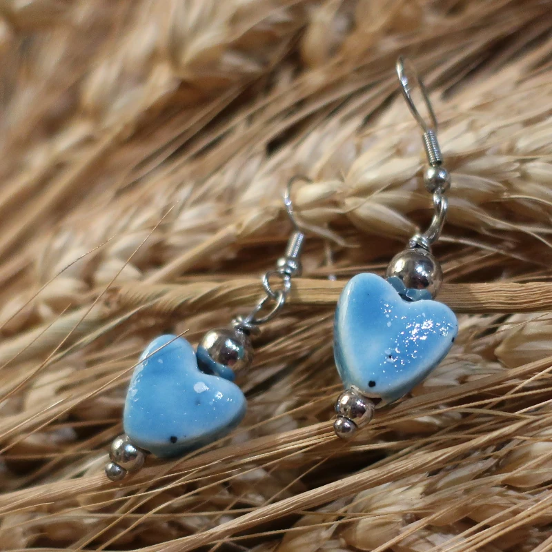 orecchini a pendente cuore azzurro in ceramica fatti a mano in toscana, pendant earrings in ceramic blue heart made in tuscany