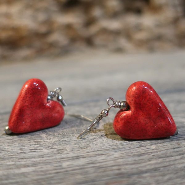 orecchini a pendente cuore rosso in ceramica fatti a mano in toscana, pendant earrings in ceramic red heart made in tuscany
