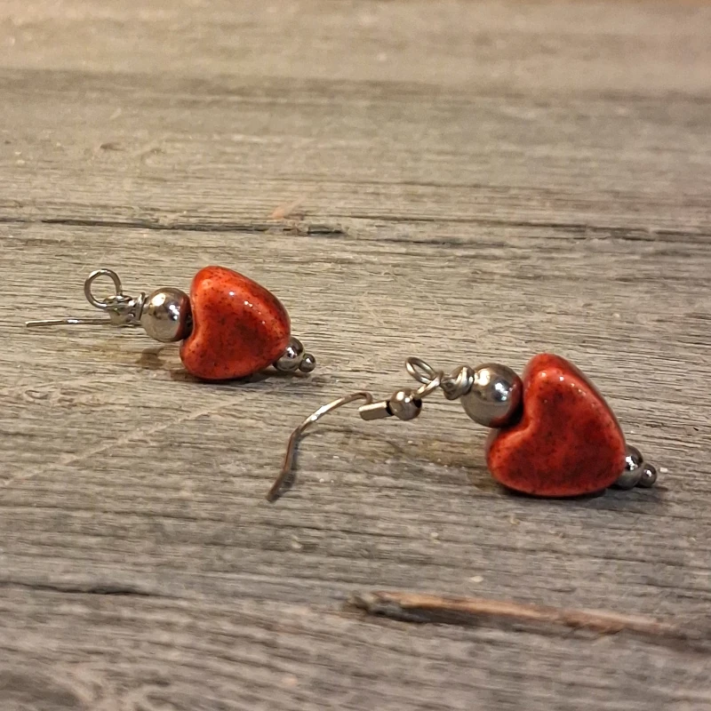 orecchini a pendente cuore rosso in ceramica fatti a mano in toscana, pendant earrings in ceramic red heart made in tuscany