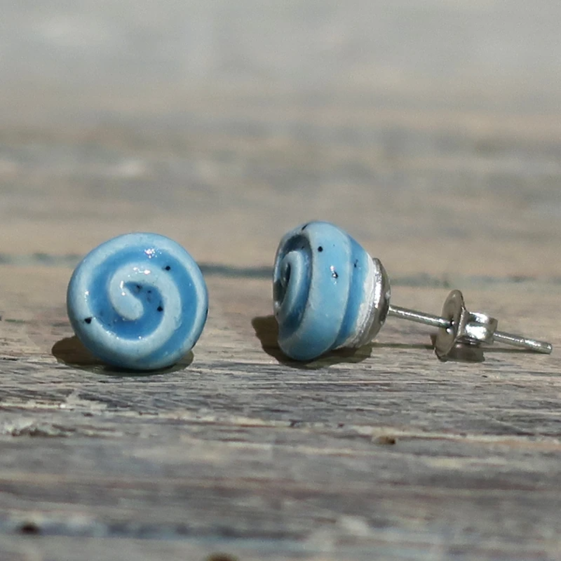 orecchini azzurri con spirale in ceramica sarteano, light blue ceramic earrings with spiral